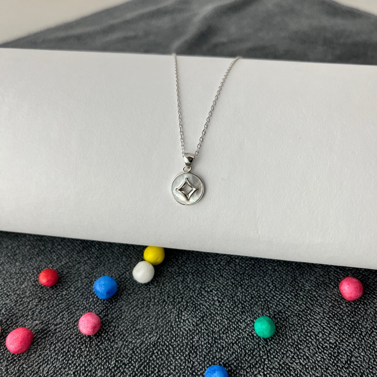 Round Pendant Chain Necklace Fancy Fashion Jewellery for Women