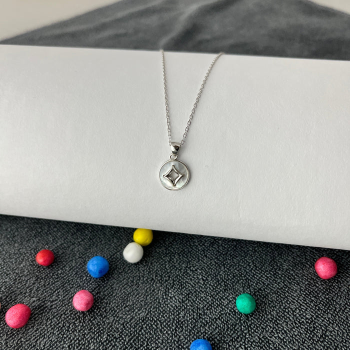 Round Pendant Chain Necklace Fancy Fashion Jewellery for Women